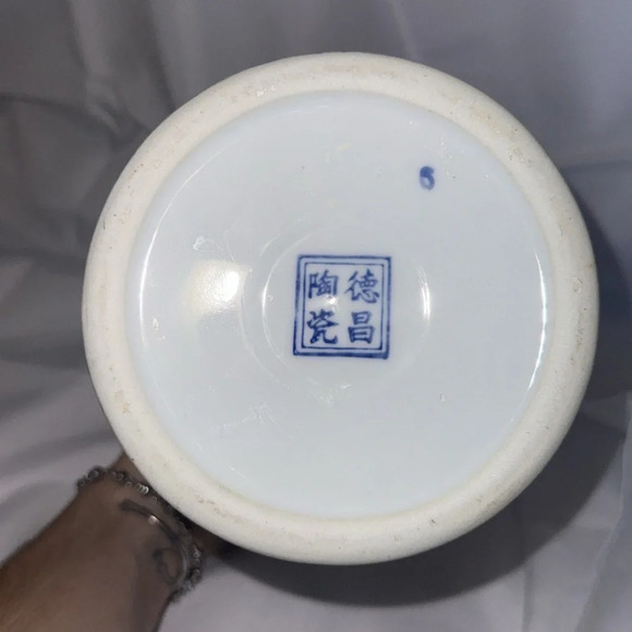 Chinese Blue and White Lidded Jar Hand Painted with Floral and Leaf - Picture 11 of 11